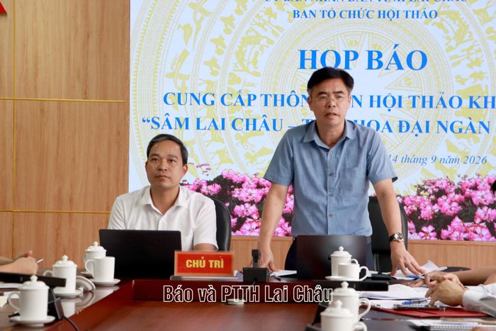 Đồng chí Trần Quang Kháng - Phó Giám đốc Sở Văn hóa, Thể thao và Du lịch phát biểu kết luận tại buổi họp báo. 