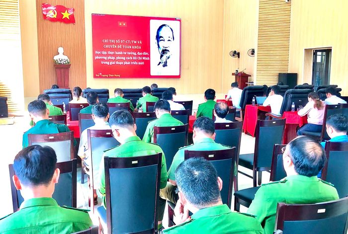 Cán bộ xã Tủa Sín Chải tham gia học tập, thực hành tư tưởng, đạo đức, phương pháp, phong cách Hồ Chí Minh trong giai đoạn phát triển mới.