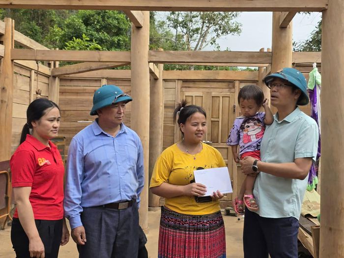 Lãnh đạo Đảng ủy xã Tủa Sín Chải thăm hỏi, động viên kịp thời bà con bị thiệt hại do thiên tai.