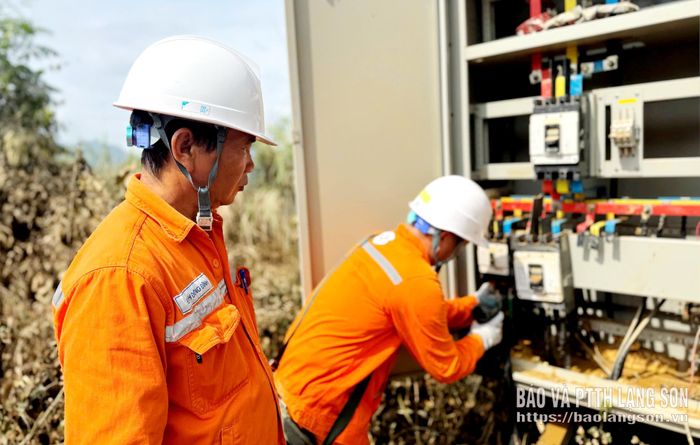 Nhân viên Điện lực Tràng Điện kiểm tra và thay aptomat công tơ đầu nguồn đã cũ của trạm biến áp trên địa bàn xã Thất Khê