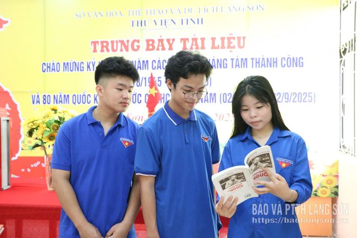 Đoàn viên thanh niên phường Lương Văn Tri tìm hiểu tư liệu lịch sử về Chủ tịch Hồ Chí Minh tại Thư viện tỉnh