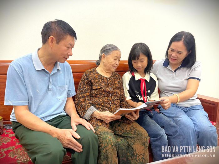 Các thành viên trong gia đình bà Đào Thị Úc, khối Đại Thắng, phường Lương Văn Tri cùng nhau đọc sách và trò chuyện
