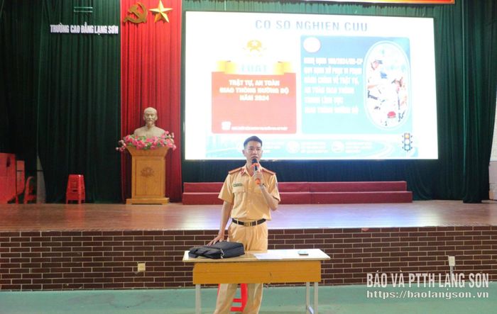 Cán bộ Phòng Cảnh sát giao thông, Công an tỉnh phổ biến một số nội dung tại chương trình