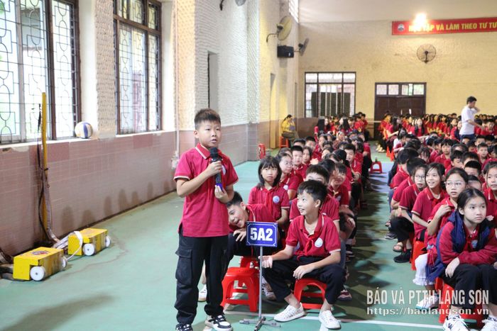 Học sinh tham gia trả lời câu hỏi liên quan đến an toàn giao thông