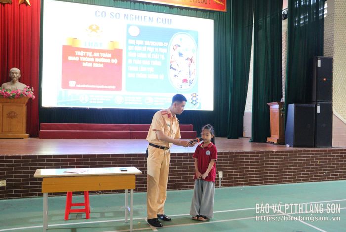 Học sinh trả lời câu hỏi giao lưu liên quan đến an toàn giao thông