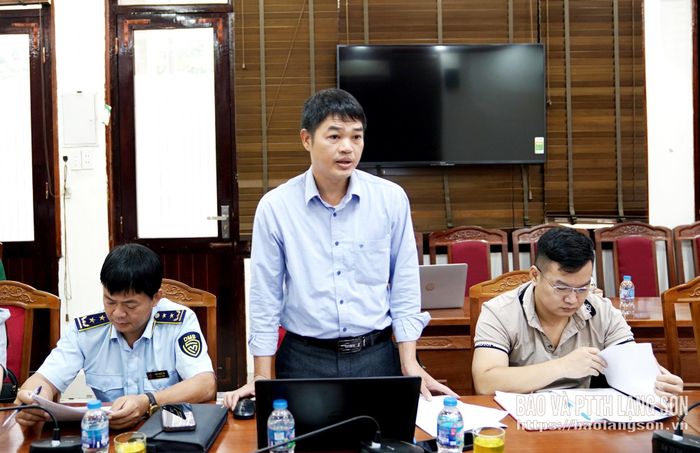 Đại diện Sở Y tế, thành viên Đoàn kiểm tra trao đổi về một số quy định trong thực hiện lấy mẫu kiểm tra tại cuộc họp
