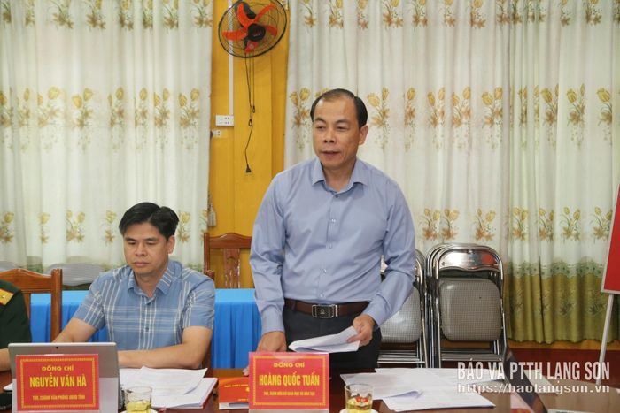 Lãnh đạo Sở Giáo dục và Đào tạo, thành viên đoàn trao đổi tại buổi kiểm tra