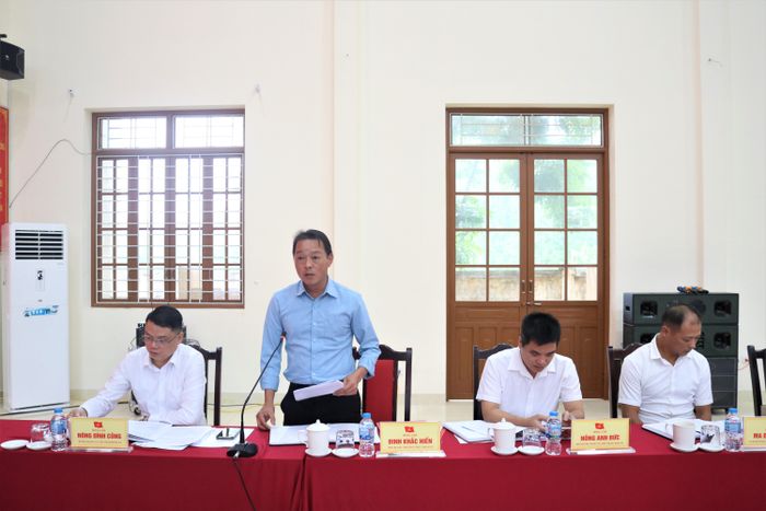 Phó Bí thư Thường trực Đảng ủy xã Quốc Việt trình bày báo cáo tại buổi kiểm tra
