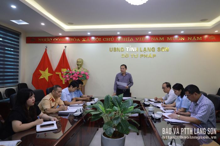 Trưởng Ban Giám khảo Cuộc thi phát biểu tại cuộc họp