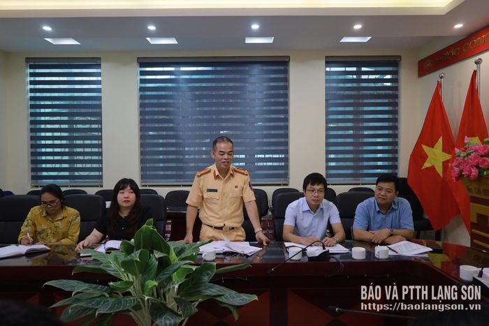 Thành viên Ban giám khảo phát biểu tại cuộc họp