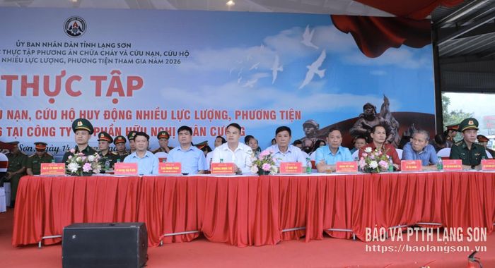 Các đại biểu dự theo dõi thực tập phương án