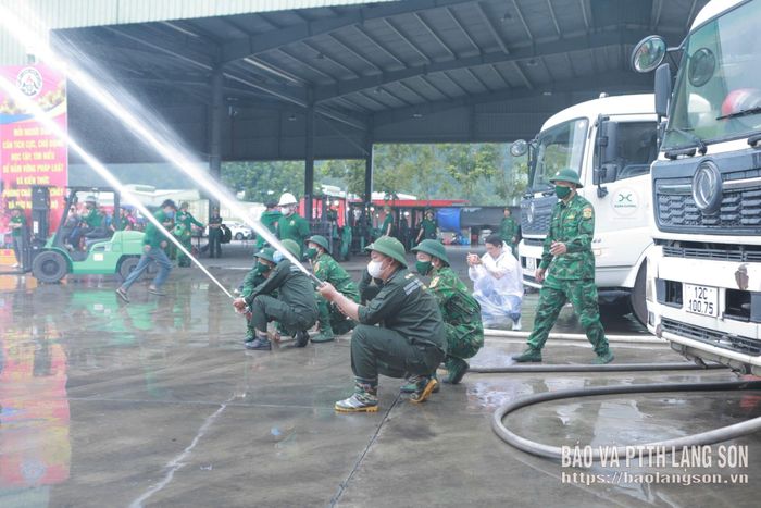 Các lực lượng tiến hành chữa cháy trong tình huống giả định