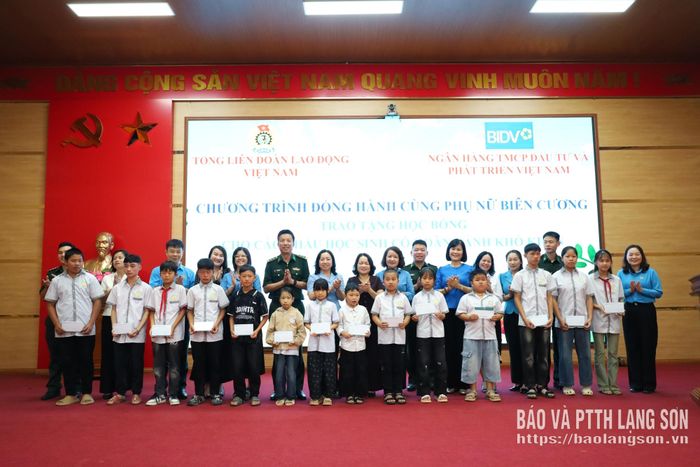 Học sinh có hoàn cảnh khó khăn nhận học bổng do Tổng LĐLĐ Việt Nam trao tặng