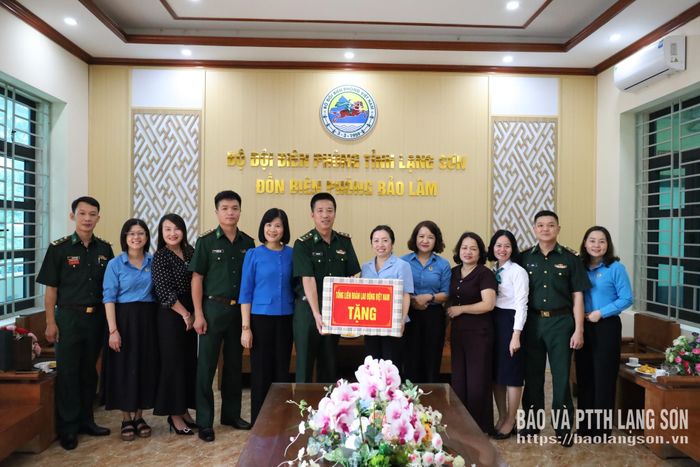 Lãnh đạo Tổng LĐLĐ Việt Nam và các cơ quan, đơn vị phối hợp tặng quà Đồn Biên phòng Bảo Lâm