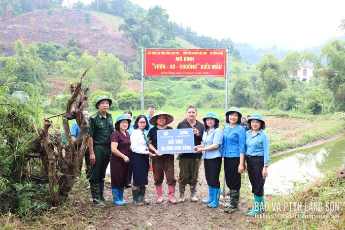 Đại diện các đơn vị trao biển kinh phí hỗ trợ mô hình “Vườn - Ao - Chuồng” cho gia đình bà Nguyễn Thị Nha tại thôn Khòn Kéo