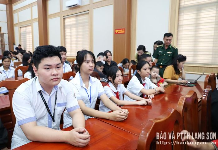 Các học sinh dự chương trình