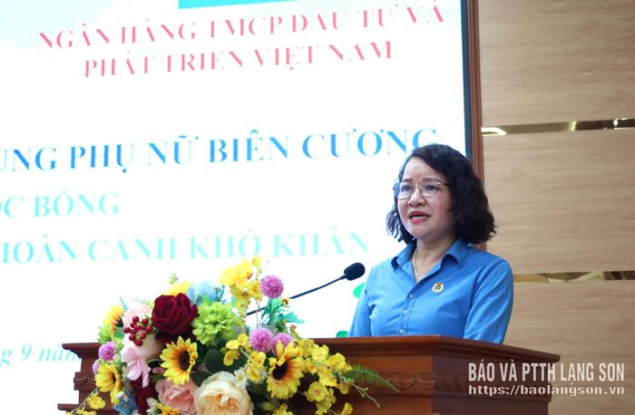 Lãnh đạo LĐLĐ tỉnh phát biểu trong chương trình