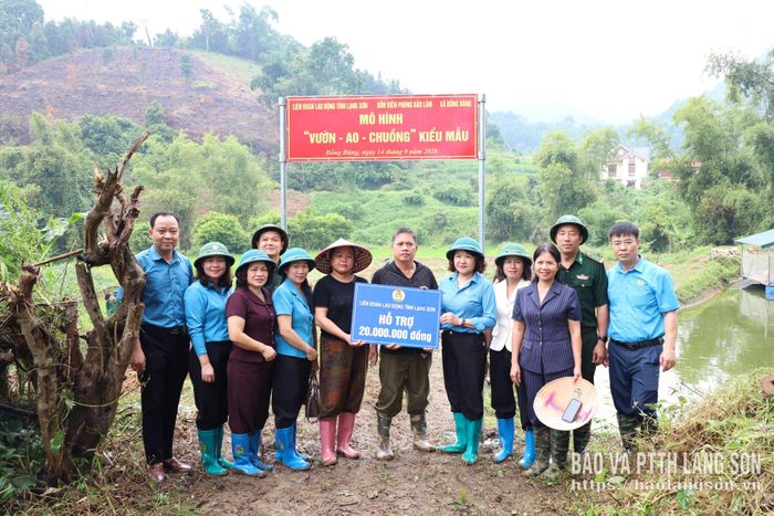Đại diện LĐLĐ tỉnh trao biển hỗ trợ kinh phí cho mô hình “Vườn - Ao - Chuồng” cho gia đình bà Nguyễn Thị Nha tại thôn Khòn Kéo