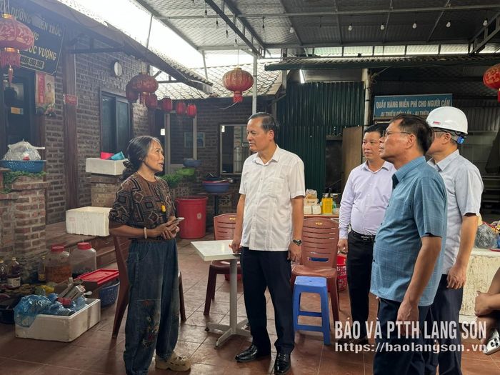 Đồng chí Bí thư Đảng ủy phường Đông Kinh và đoàn công tác gặp gỡ, lắng nghe nguyện vọng của người dân bị thu hồi đất
