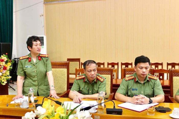 Lãnh đạo Phòng Tổ chức cán bộ, Công an tỉnh phát biểu tại buổi làm việc