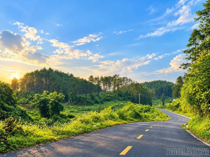 Đường về Cao Sơn sáng thu trong lành.
