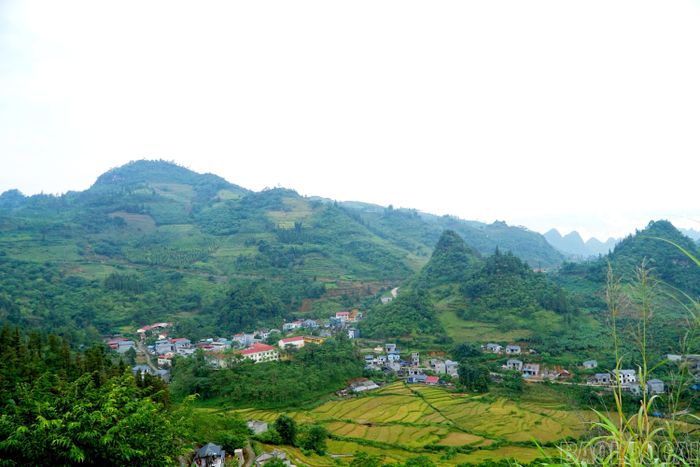 Những bản làng nép mình dưới chân núi. Người dân Cao Sơn luôn chăm chỉ lao động, tích cóp tài chính, họ tự đổi công xây những căn nhà kiên cố khang trang.