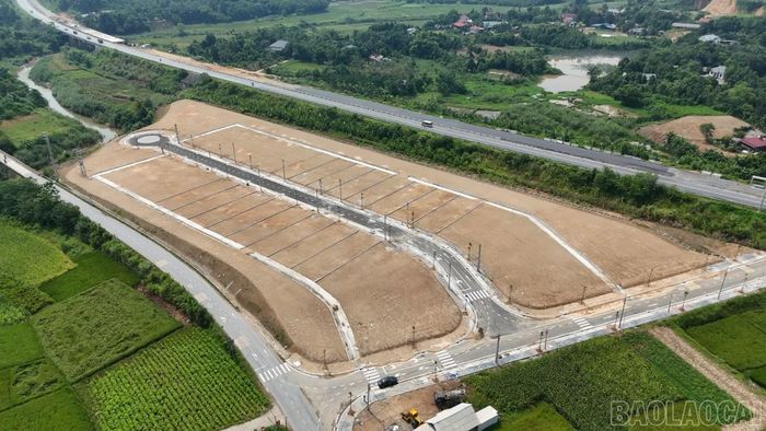 Khu tái định cư thôn Quyết Tiến, xã Quy Mông đã hoàn thành hạ tầng điện, nước, đường giao thông, cây xanh và phòng cháy chữa cháy để người dân di chuyển về nơi ở mới.