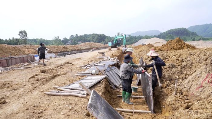Hệ thống rãnh thoát nước và đường giao thông trong nội khu đang được khẩn trương xây lắp.