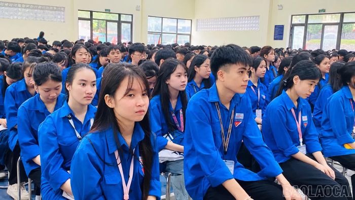 Đông đảo học sinh tham gia chương trình.