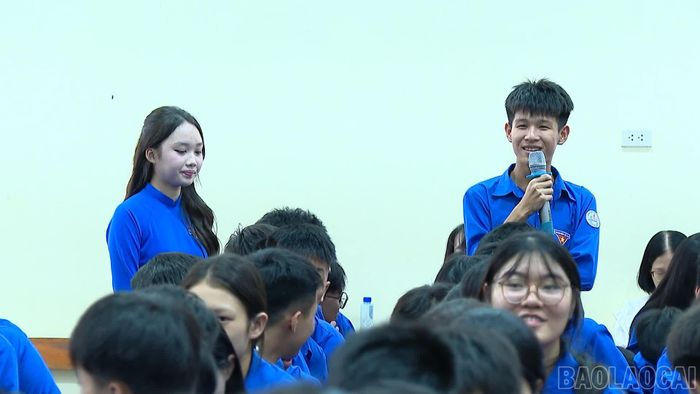 Học sinh tham gia giao lưu trả lời câu hỏi tại chương trình.