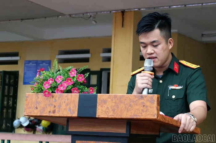 Đại diện Ban Chỉ huy Quân sự phường Âu Lâu giới thiệu truyền thống 80 năm LLVT Quân khu 2.
