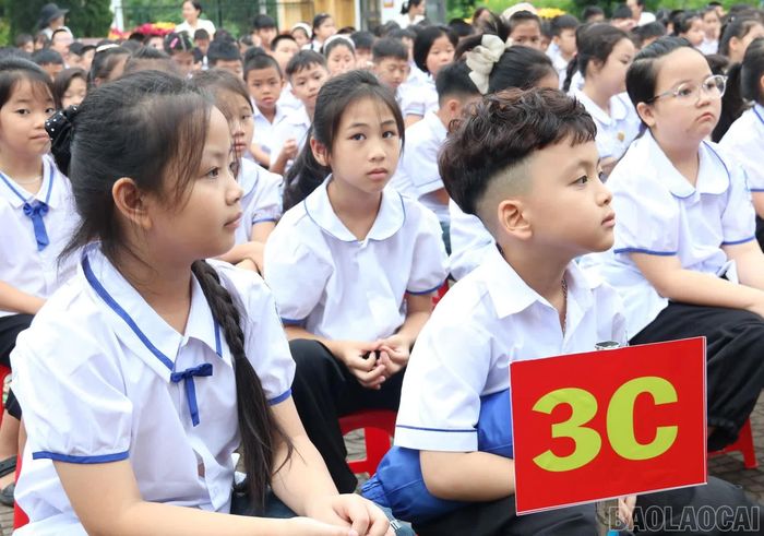 Các em học sinh tham dự chương trình.