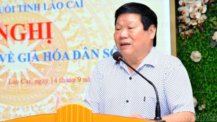 Ông Hoàng Đức Quế - Chủ tịch Hội Người cao tuổi tỉnh Lào Cai báo cáo khái quát về tình hình già hóa dân số trên địa bàn tỉnh.