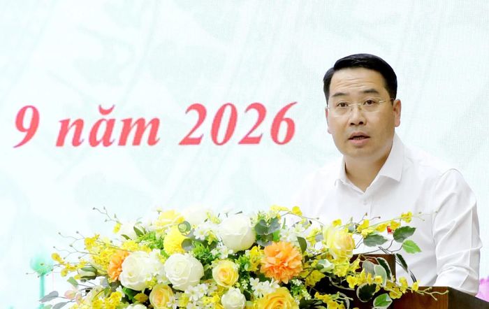 Chủ tịch UBND tỉnh Nguyễn Tuấn Anh trình bày Tờ trình về việc giới thiệu nhân sự để HĐND tỉnh bầu bổ sung chức danh Ủy viên UBND tỉnh.