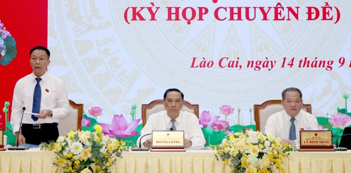 Các đồng chí chủ tọa kỳ họp.