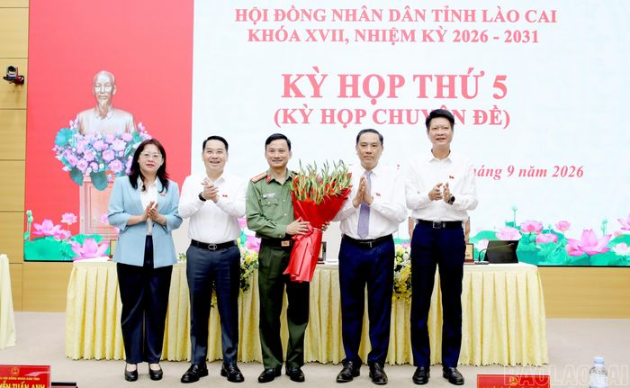 Các đồng chí Thường trực Tỉnh ủy tặng hoa chúc mừng tân Ủy viên UBND tỉnh, Giám đốc Công an tỉnh Trịnh Khắc Cường.