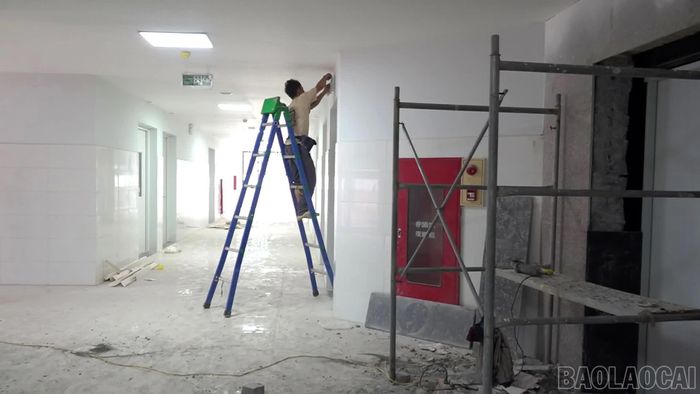 Công nhân đang hoàn tất công đoạn ốp lát cuối cùng.