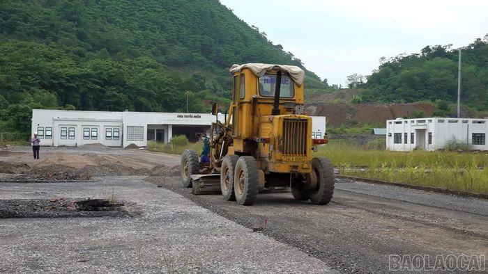 Nhà thầu đang tập trung máy móc đẩy nhanh tiến độ thi công, công trình.