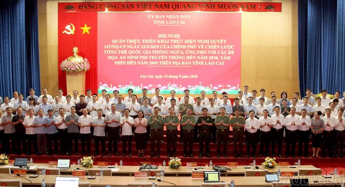 Các đại biểu chụp ảnh lưu niệm bên lề hội nghị.