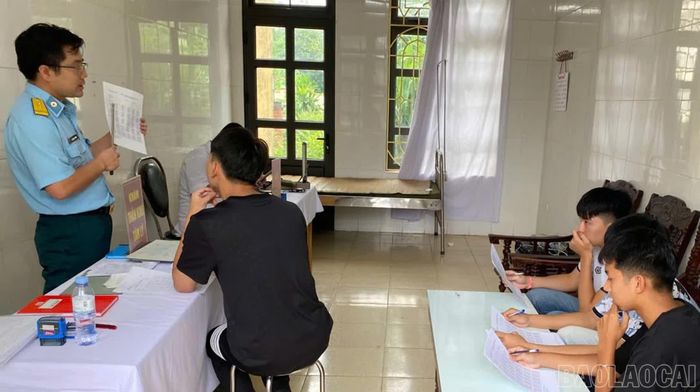 Thí sinh đăng ký khám tuyển phi công tại bàn tiếp nhận của Hội đồng khám tuyển. Cán bộ thực hiện hướng dẫn, kiểm tra hồ sơ và hoàn tất các thủ tục đăng ký trước khi thí sinh bước vào các nội dung khám tuyển theo quy định.