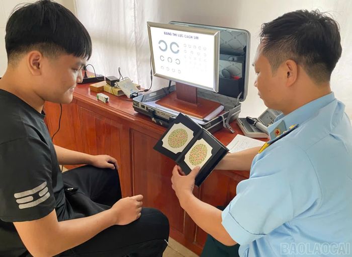 Thí sinh tham gia khám tuyển phi công thực hiện các nội dung kiểm tra theo quy định, dưới sự hướng dẫn của cán bộ chuyên môn.