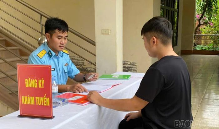 Thí sinh khám sơ tuyển sức khoẻ phi công tại Bệnh xá 24 Bộ Chỉ huy Quân sự tỉnh Lào Cai.