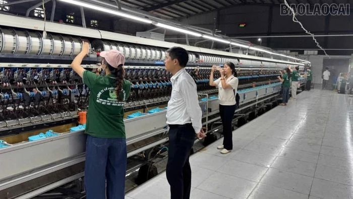 Các đại biểu tìm hiểu quy trình sản xuất tơ tằm từ kén.
