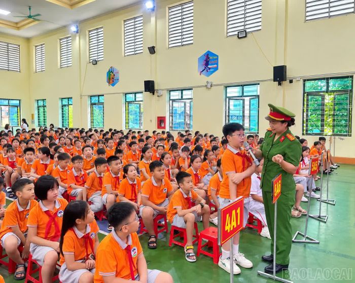 Cán bộ Phòng Cảnh sát PCCC và CNCH tuyên truyền, hướng dẫn kiến thức phòng cháy, chữa cháy cho học sinh bằng hình thức trực quan, dễ hiểu.