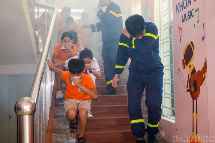 Học sinh thực hành kỹ năng xử lý tình huống khi phát hiện cháy, nổ dưới sự hướng dẫn của lực lượng cảnh sát PCCC và CNCH.
