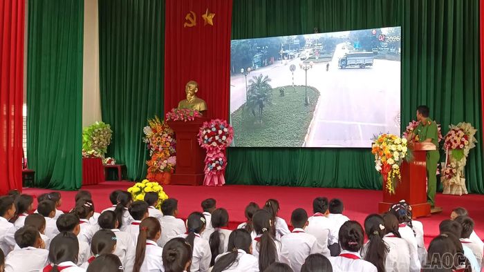 Nhiều hình ảnh thực tế được đưa vào chương trình tuyên truyền.