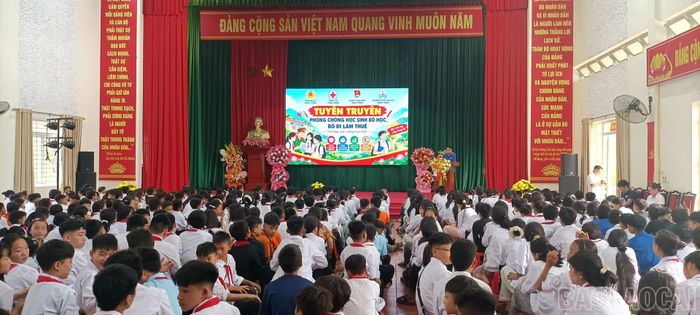 Đoàn thanh niên xã tuyên truyền phòng, chống bỏ học, bỏ đi làm thuê.