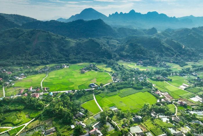 Thung lũng Lâm Thượng nhìn từ trên cao, với diện tích rừng che phủ 68,3% và vùng chuyên canh măng mai khoảng 497 ha.