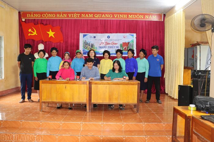 Ký kết bàn giao thiết bị hỗ trợ tại Hợp tác xã Dương Phúc, xã Lâm Thượng.