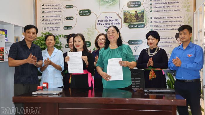 Ký kết bàn giao thiết bị tại hợp tác xã Y, dược học cổ truyền Yên Thế (xã Lục Yên).